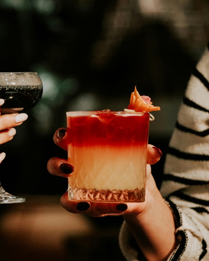 Cocktails de printemps avec décoration florale pour un mariage