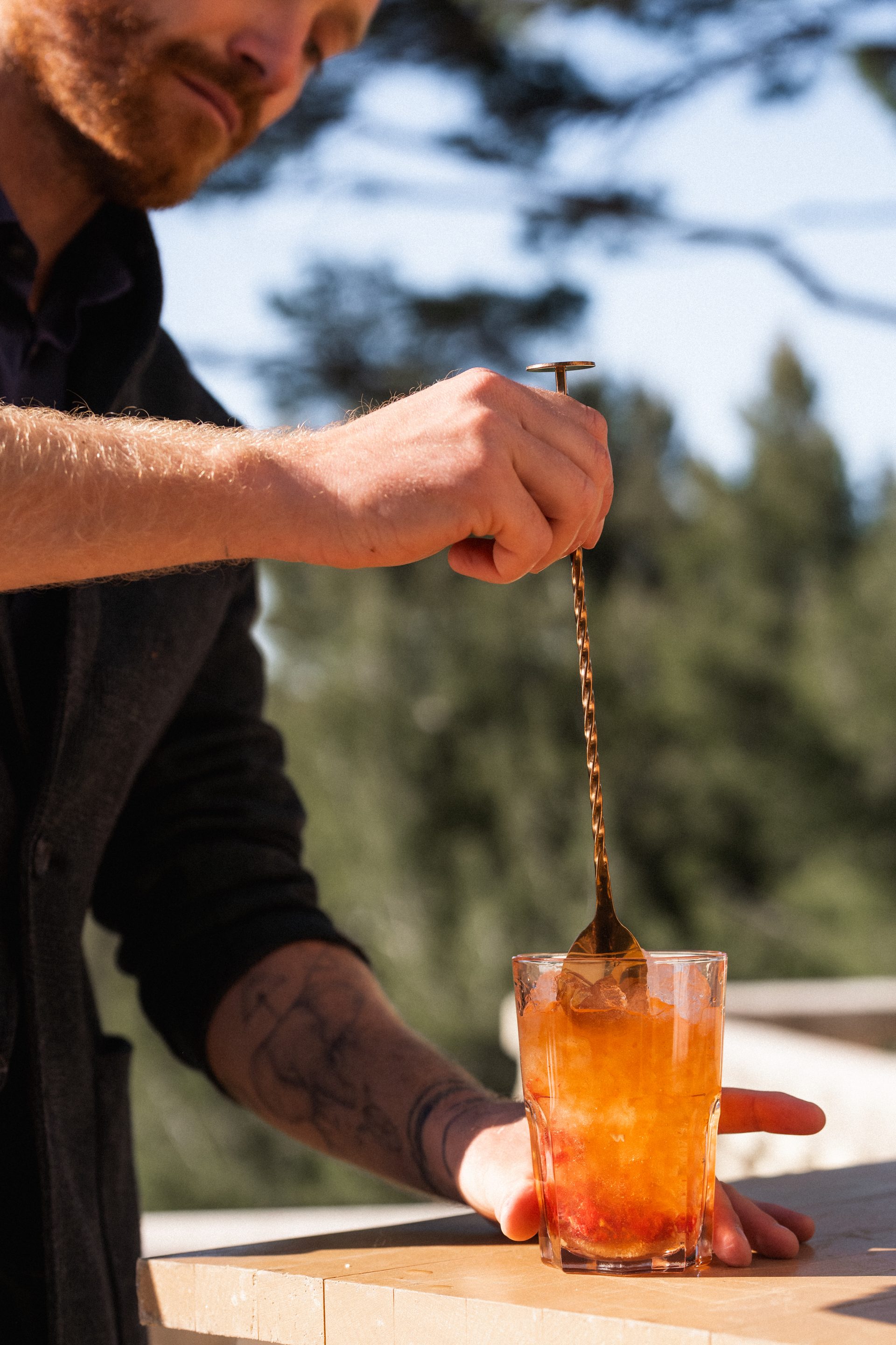 Barman en train de préparer un cocktail pour un mariage en Provence