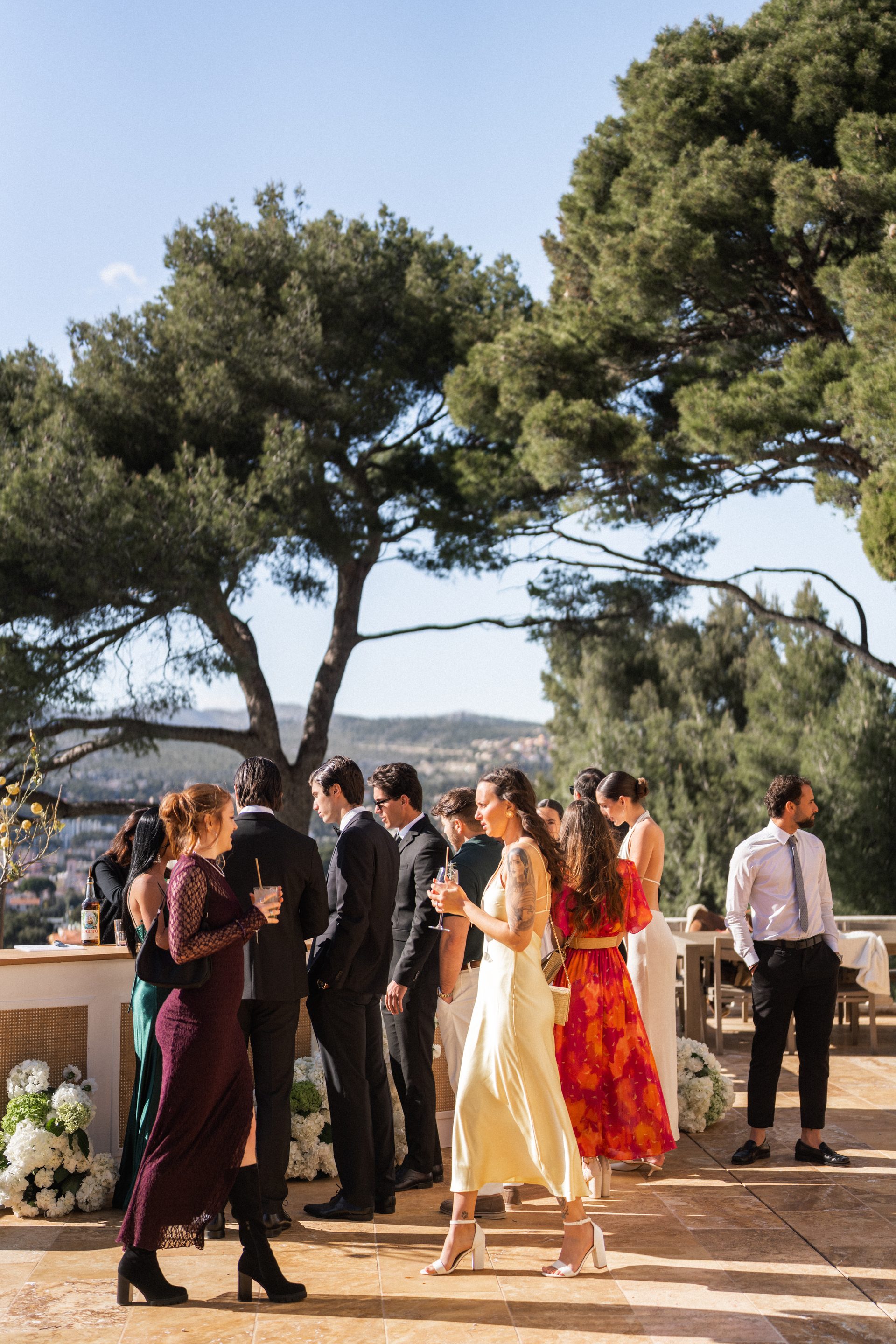 Invités savourant des cocktails lors d'un vin d'honneur de mariage en Provence