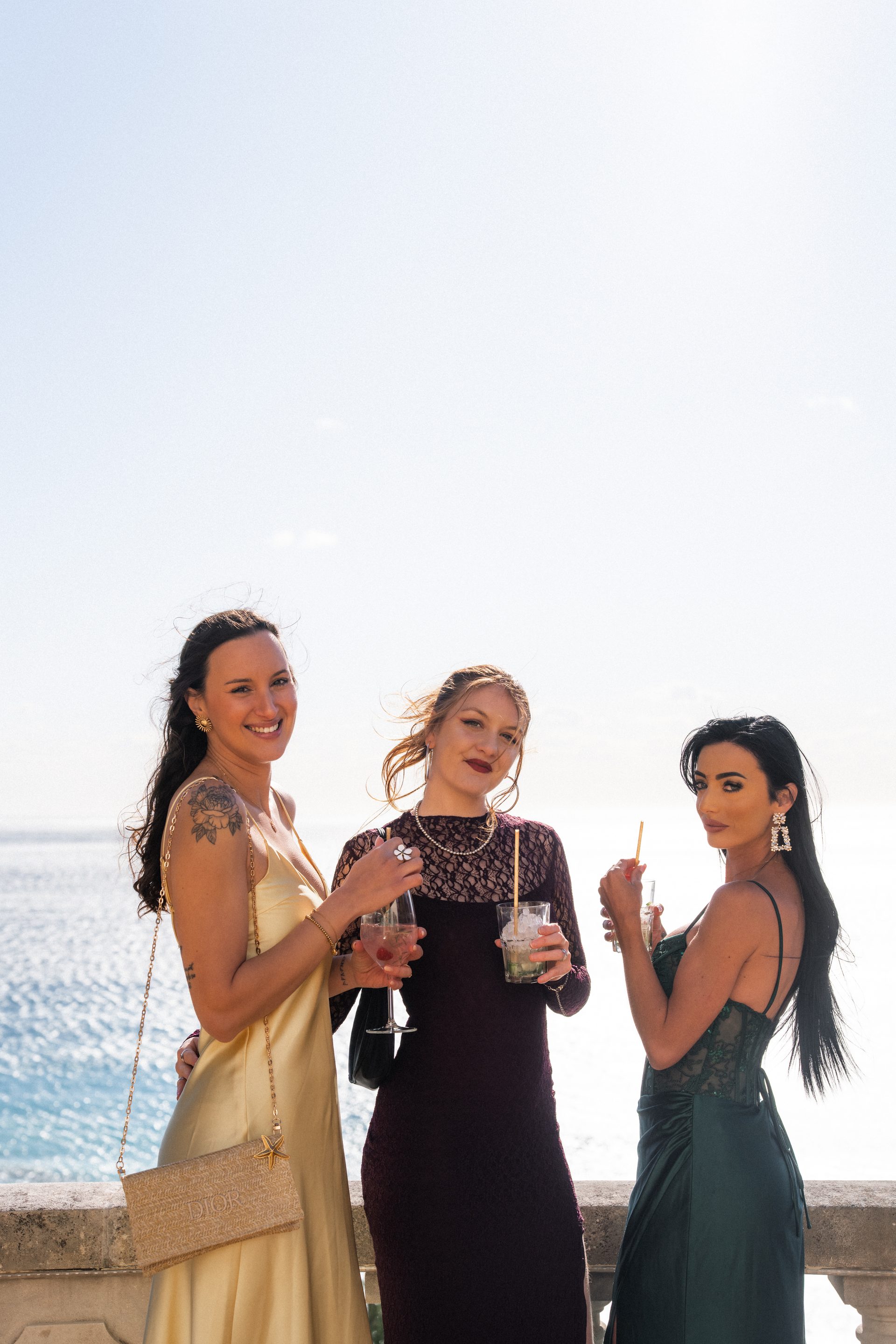 EVJF bar mobile Provence — groupe de femmes célébrant avec des cocktails