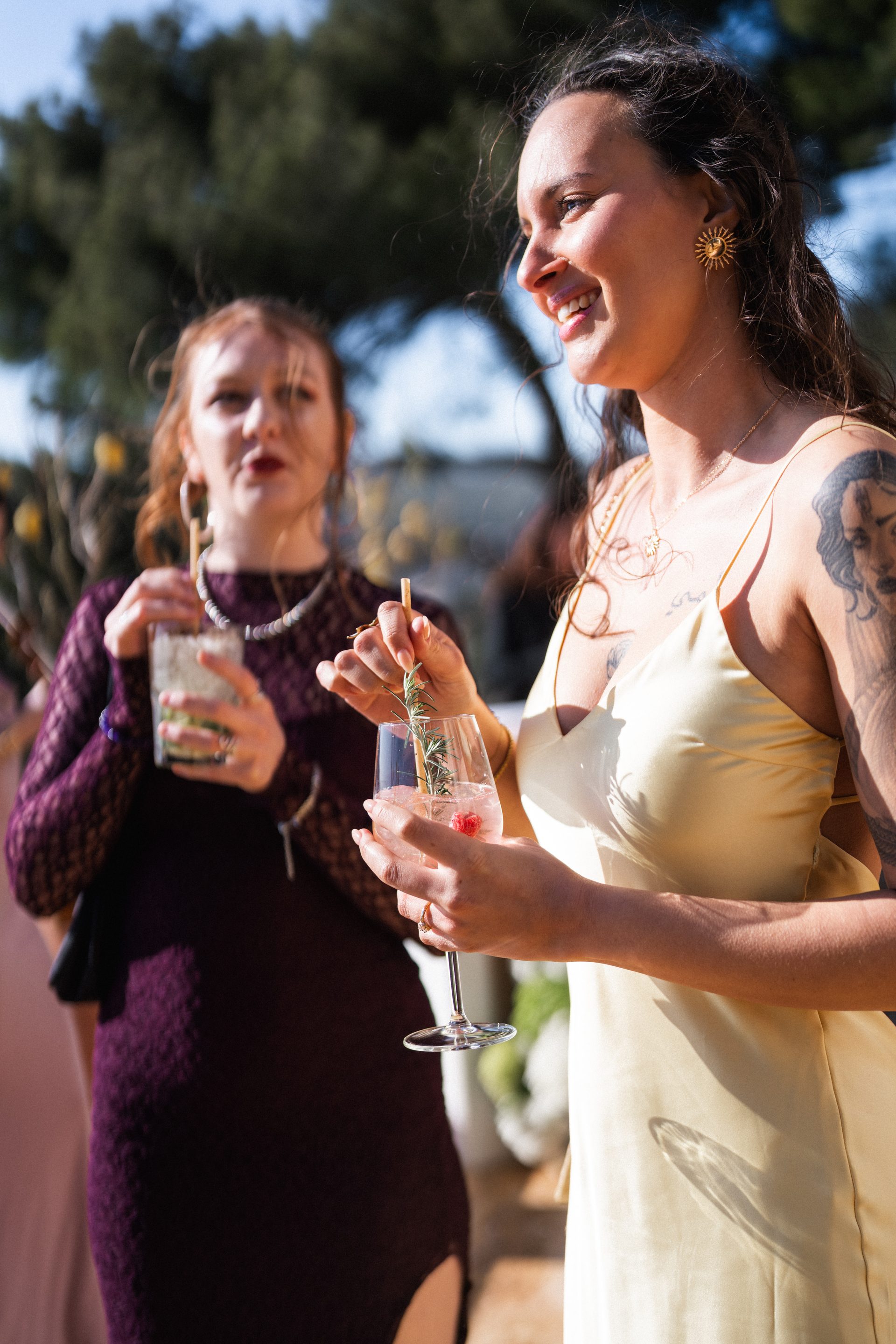 Groupe de femmes célébrant un EVJF avec des cocktails colorés en Provence