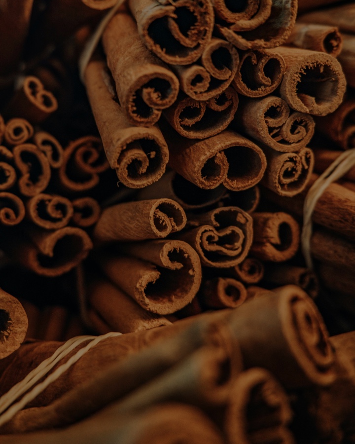 Bâtons de cannelle utilisés pour les cocktails et mocktails d'automne