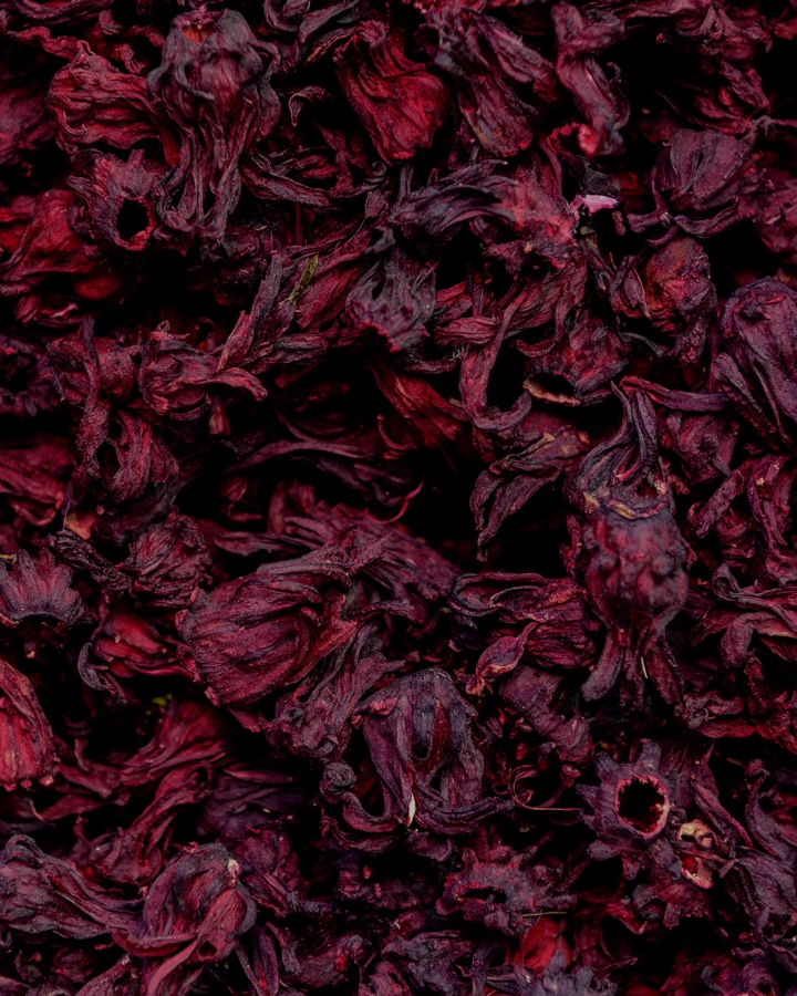 Fleurs d'hibiscus séchées utilisées pour colorer naturellement les cocktails