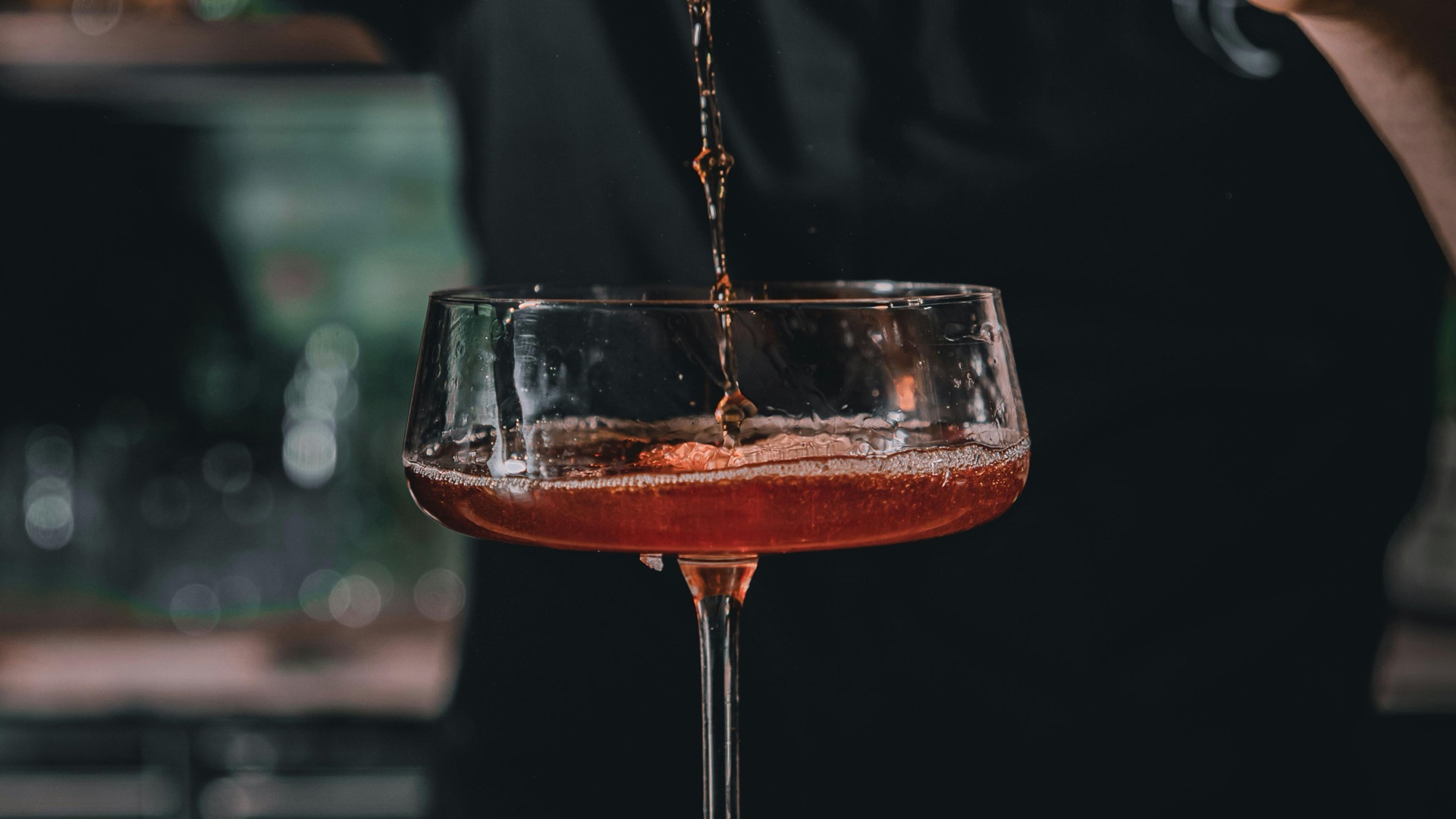 Barman FMR préparant des cocktails au bord d'une piscine en Provence